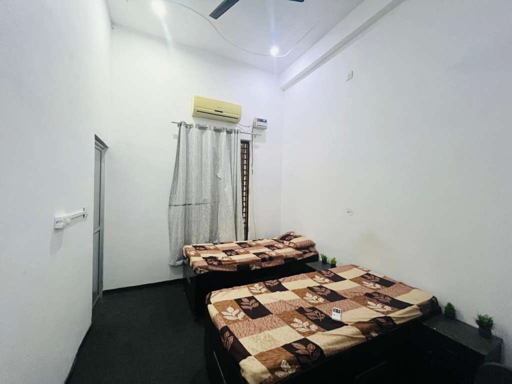 SAMARPAN DE-ADDICTION AND REHABILITATION CENTRE, Ghaziabad ek trusted aur compassionate healthcare centre hai jo alcohol aur drug addiction se joojh rahe individuals ko ek safe, structured aur supportive environment provide karta hai. Hamare centre ka focus sirf addiction chhodwana nahi, balki complete physical, mental aur emotional recovery par hota hai. Yahan evidence-based medical treatment, psychological counseling, behavioral therapies aur holistic care ko ek saath integrate kiya jata hai. Samarpan Centre mein: 24/7 medical supervision Personalized treatment plans Experienced doctors & counselors Confidential & ethical care Family-focused recovery approach hamare patients ko ek nayi shuruaat, positive mindset, aur long-term sobriety ki taraf guide karta hai. Samarpan Centre – Jahan Recovery ko Milti Hai Nayi Disha.