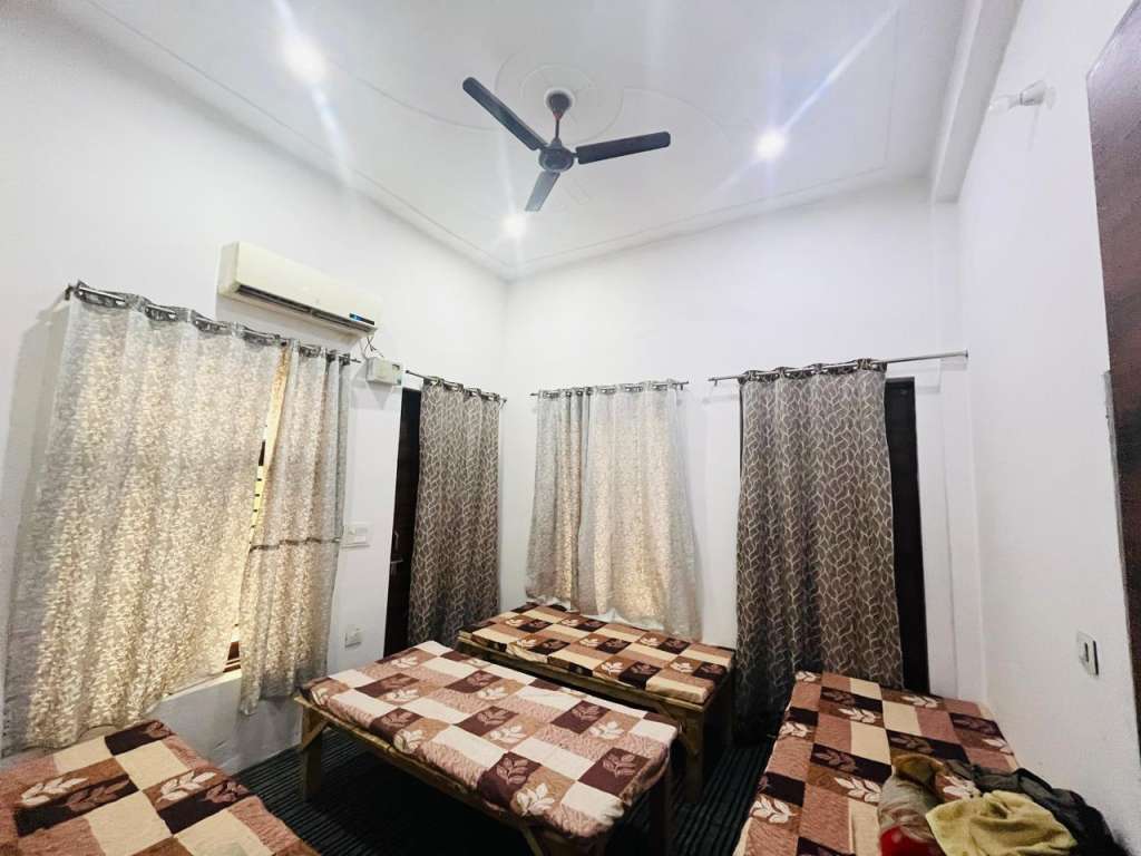 SAMARPAN DE-ADDICTION AND REHABILITATION CENTRE, Ghaziabad ek trusted aur compassionate healthcare centre hai jo alcohol aur drug addiction se joojh rahe individuals ko ek safe, structured aur supportive environment provide karta hai. Hamare centre ka focus sirf addiction chhodwana nahi, balki complete physical, mental aur emotional recovery par hota hai. Yahan evidence-based medical treatment, psychological counseling, behavioral therapies aur holistic care ko ek saath integrate kiya jata hai. Samarpan Centre mein: 24/7 medical supervision Personalized treatment plans Experienced doctors & counselors Confidential & ethical care Family-focused recovery approach hamare patients ko ek nayi shuruaat, positive mindset, aur long-term sobriety ki taraf guide karta hai. Samarpan Centre – Jahan Recovery ko Milti Hai Nayi Disha.